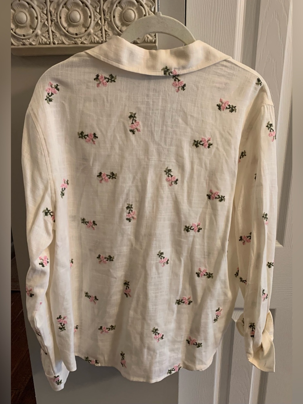 cupcakes & cashmere Cream Linen Blend Top with Pink Embroidered Flower - M - Picture 3 of 8